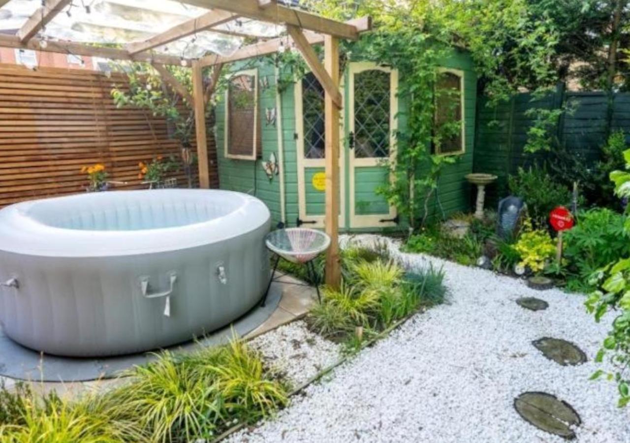 Cosy Garden Flat, Private Hot Tub & Four Poster Bed Apartman York Kültér fotó